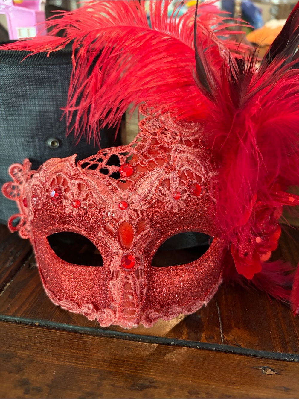 🔴 Red Feathered Lace Masquerade Mask Elegant Party Accessory